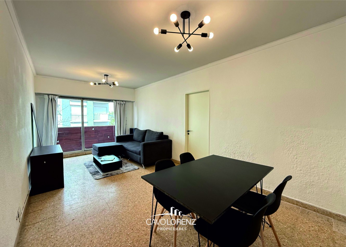 Corrientes 1781 - 3 ambientes a la calle con balcon saliente todo externo