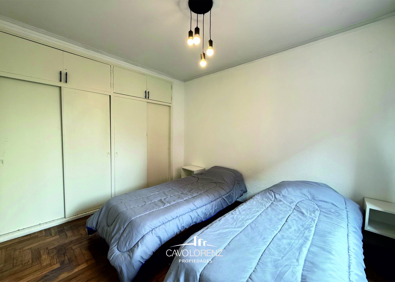 Corrientes 1781 - 3 ambientes a la calle con balcon saliente todo externo