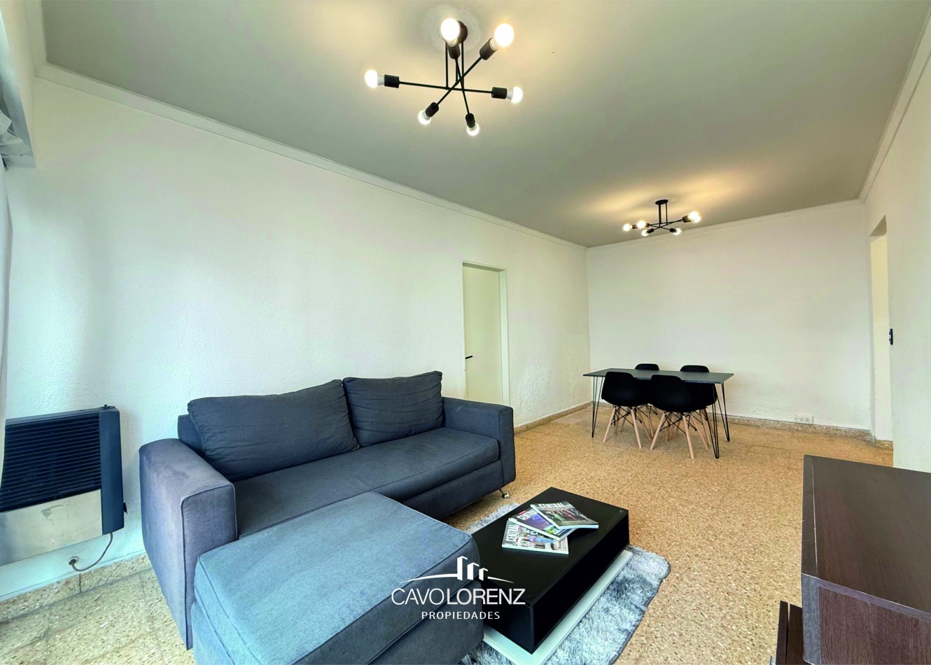 Corrientes 1781 - 3 ambientes a la calle con balcon saliente todo externo