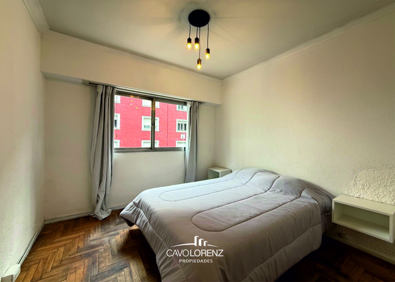 Corrientes 1781 - 3 ambientes a la calle con balcon saliente todo externo