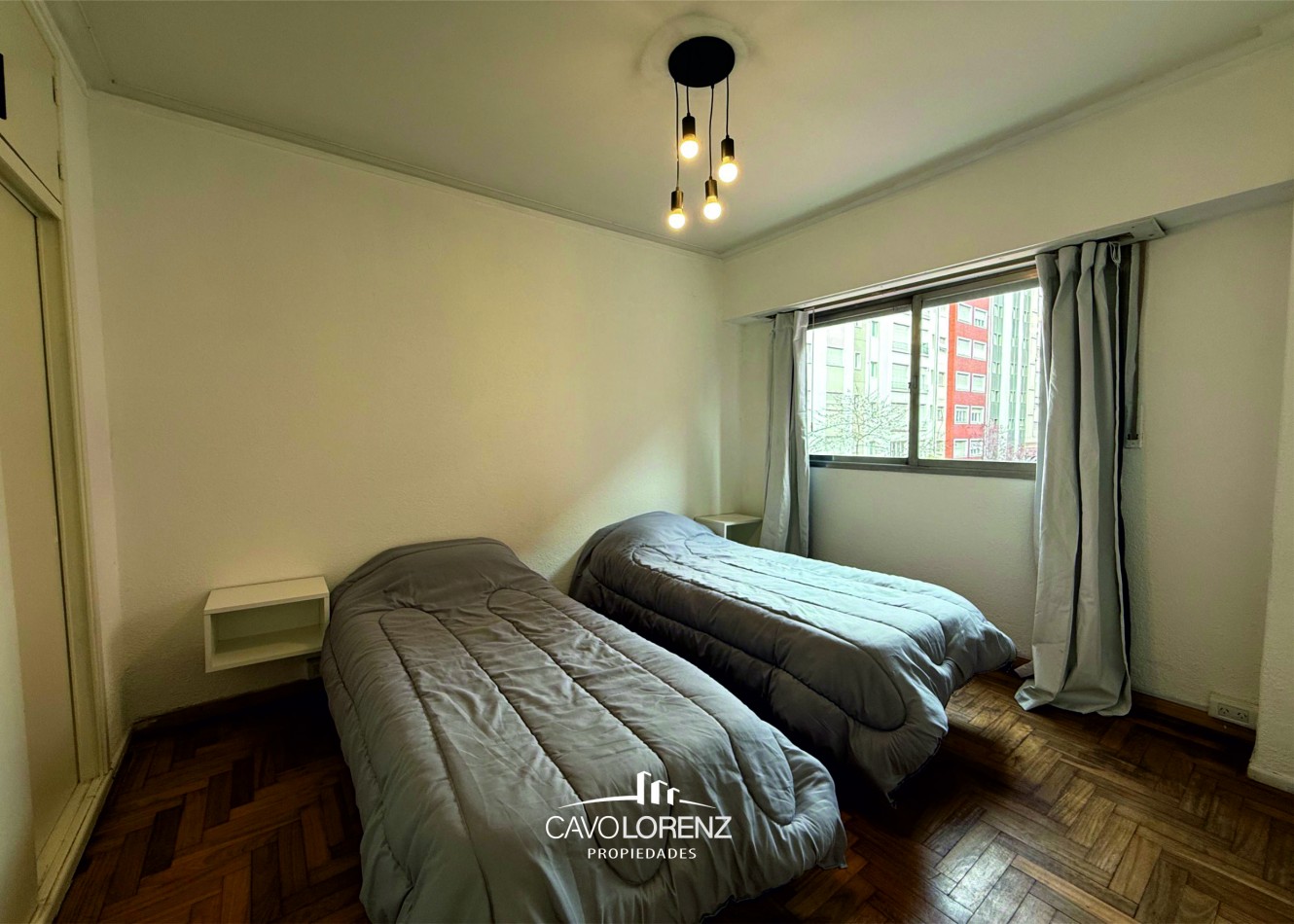 Corrientes 1781 - 3 ambientes a la calle con balcon saliente todo externo