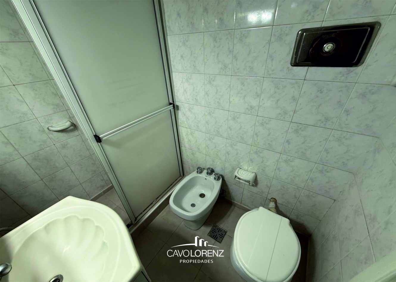 Corrientes 1781 - 3 ambientes a la calle con balcon saliente todo externo