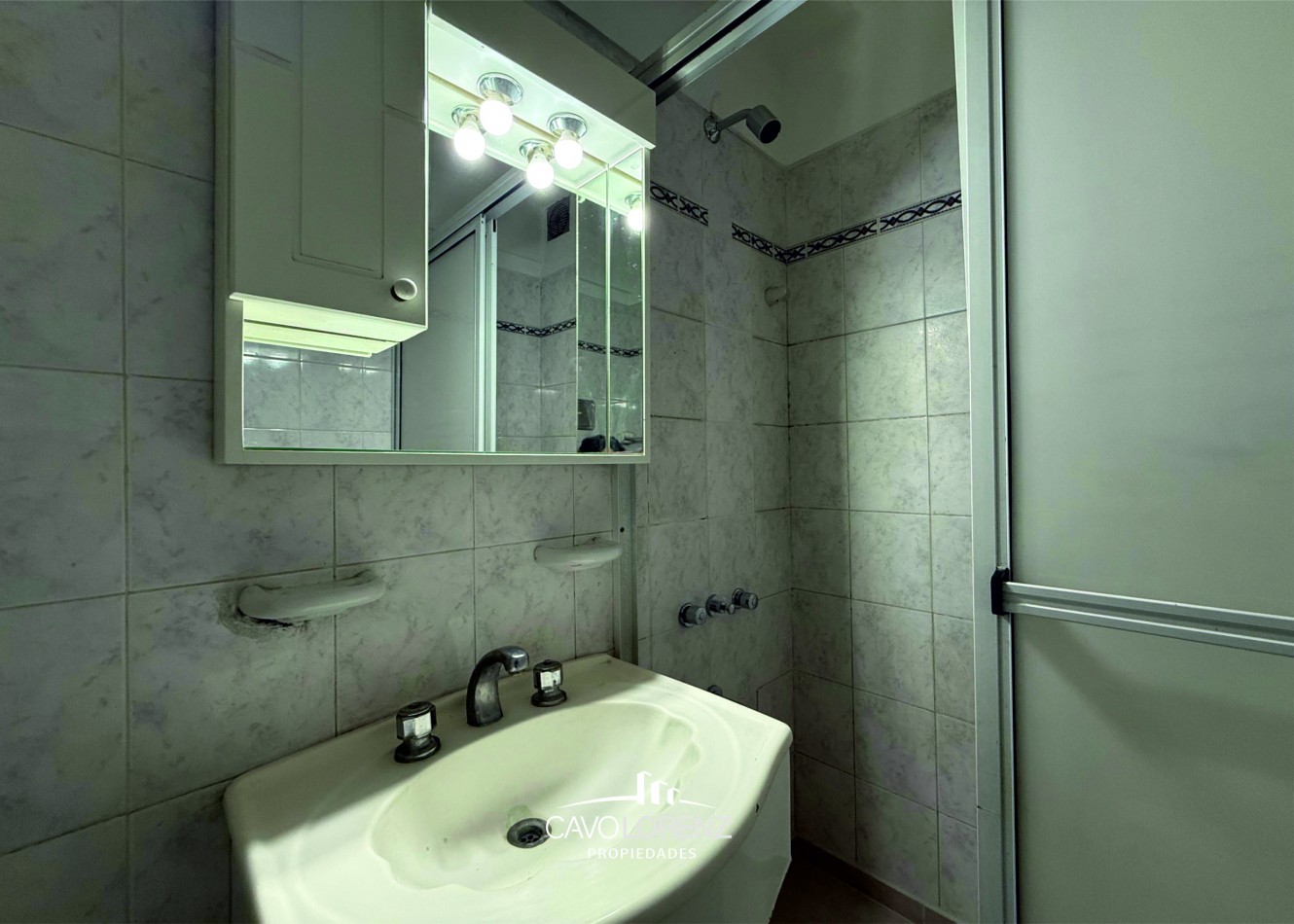 Corrientes 1781 - 3 ambientes a la calle con balcon saliente todo externo