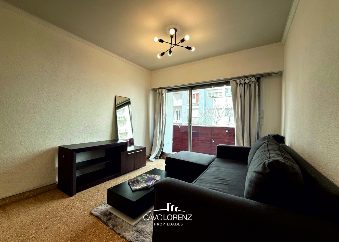 Corrientes 1781 - 3 ambientes a la calle con balcon saliente todo externo