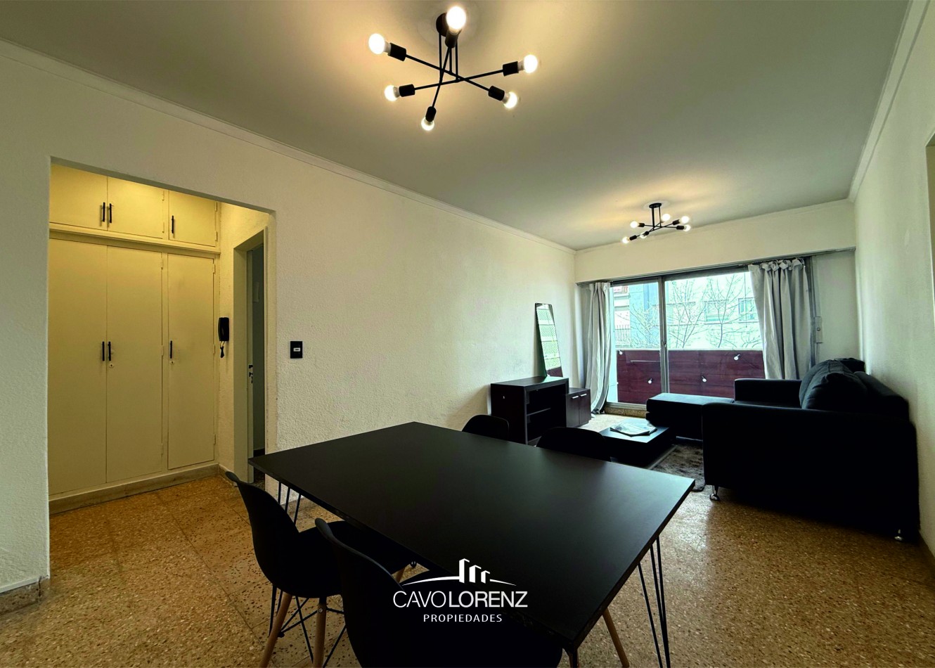 Corrientes 1781 - 3 ambientes a la calle con balcon saliente todo externo