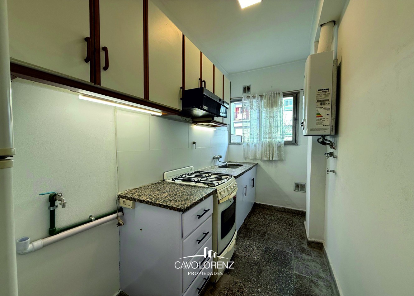 Corrientes 1781 - 3 ambientes a la calle con balcon saliente todo externo