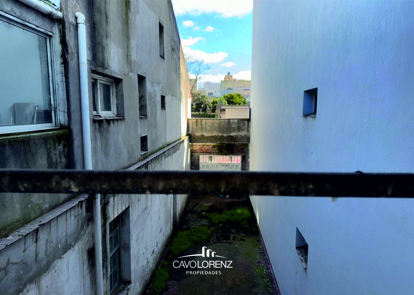 Salta 1378 - Chalet 4 amb. con cochera y espacio para tres autos - Original