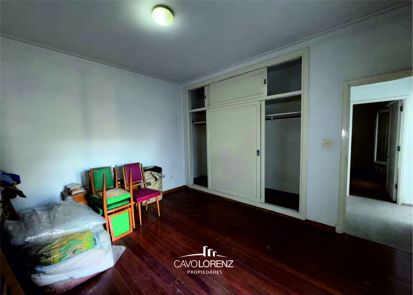 Salta 1378 - Chalet 4 amb. con cochera y espacio para tres autos - Original