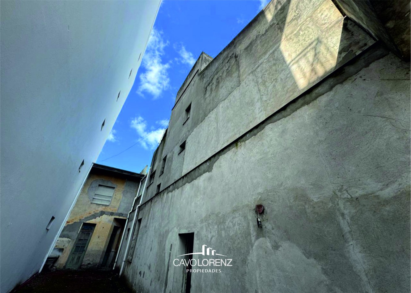 Salta 1378 - Chalet 4 amb. con cochera y espacio para tres autos - Original