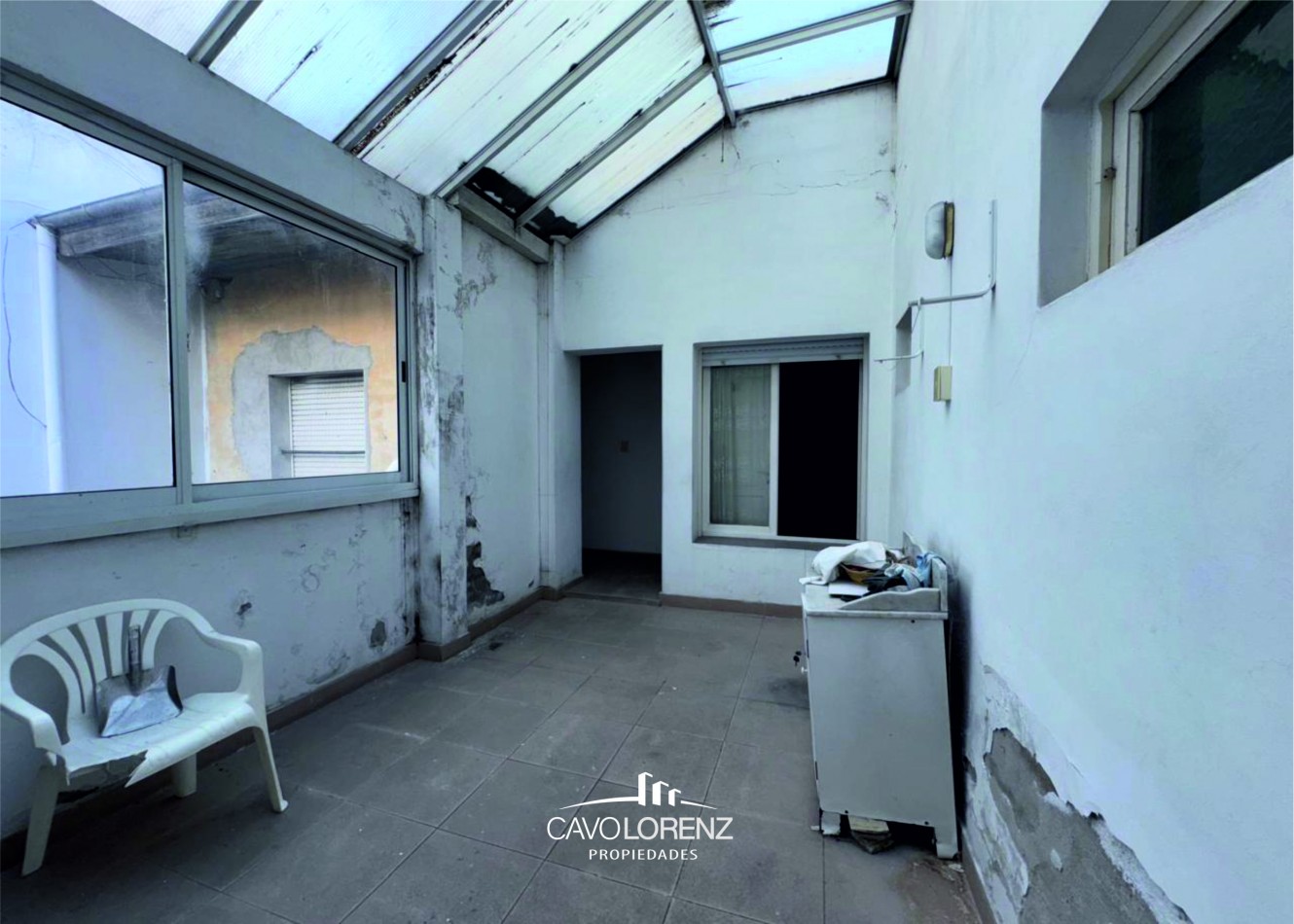 Salta 1378 - Chalet 4 amb. con cochera y espacio para tres autos - Original