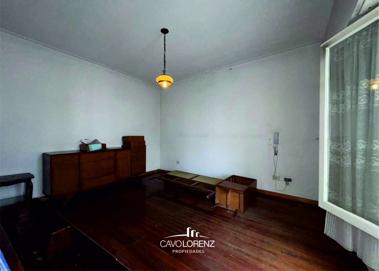 Salta 1378 - Chalet 4 amb. con cochera y espacio para tres autos - Original