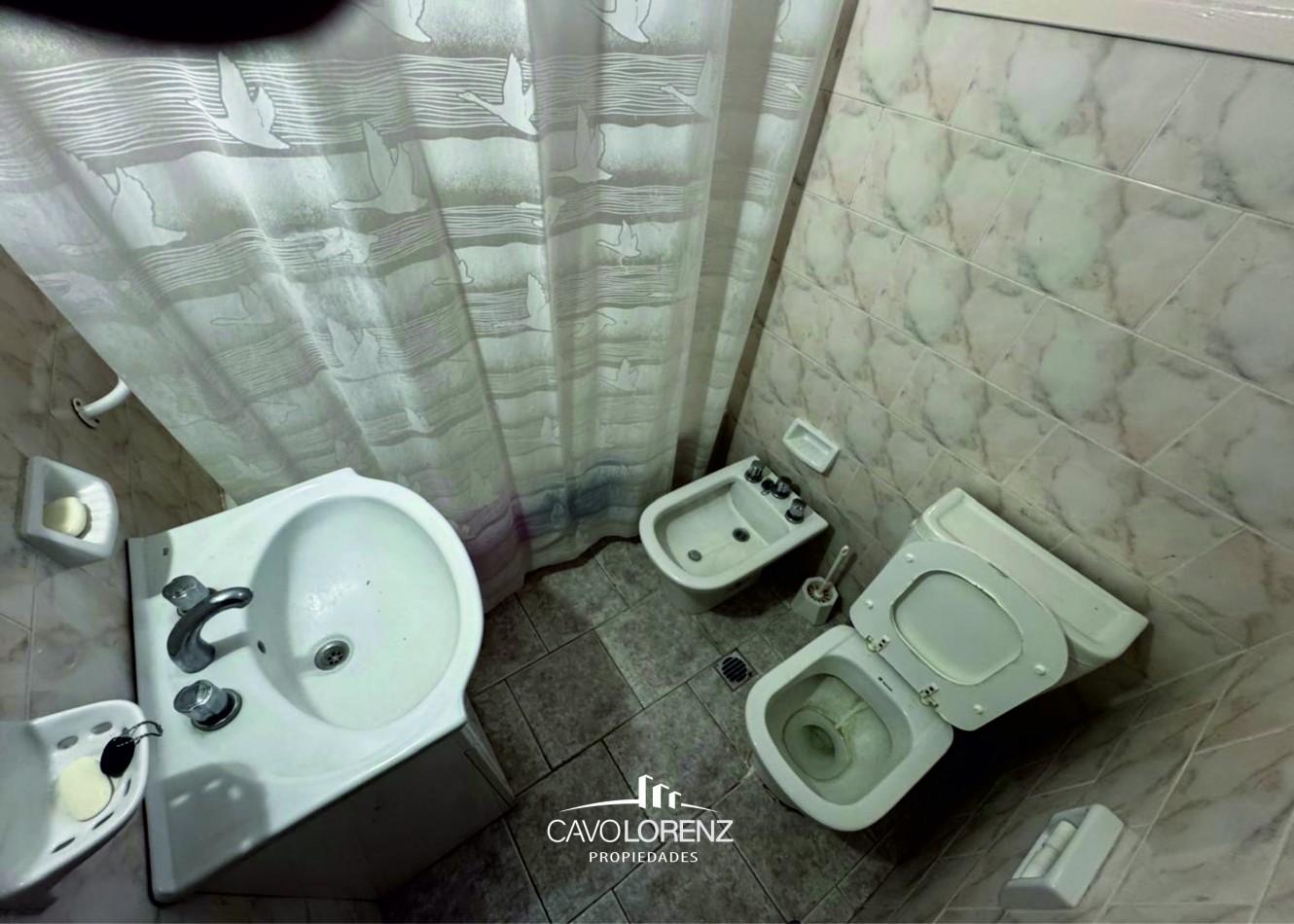 Salta 1378 - Chalet 4 amb. con cochera y espacio para tres autos - Original