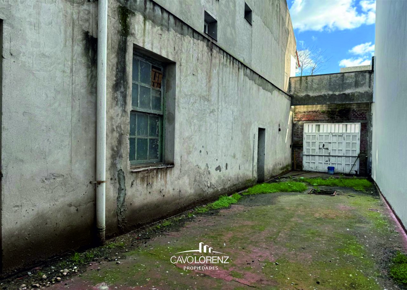 Salta 1378 - Chalet 4 amb. con cochera y espacio para tres autos - Original