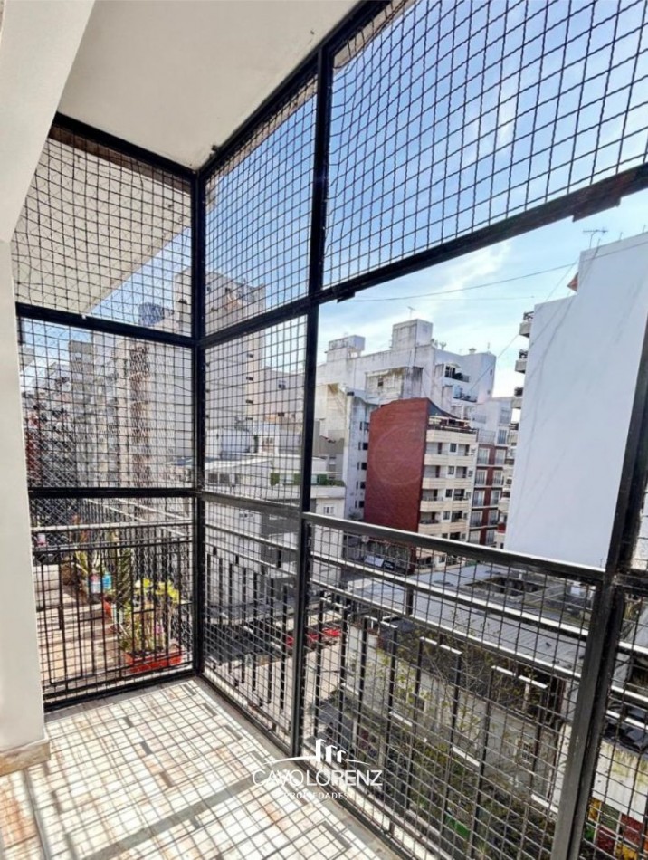 Santa Fe 1870 - Excelente  Dep. 2 ambientes con dependencia, al frente con balcon - con opcion cochera fija