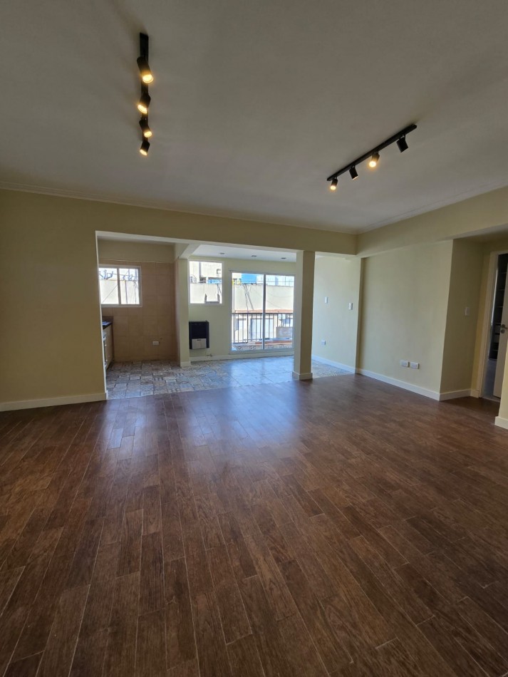 Belgrano 2350 - Departamento 2 ambientes con balcon a la calle, reciclado