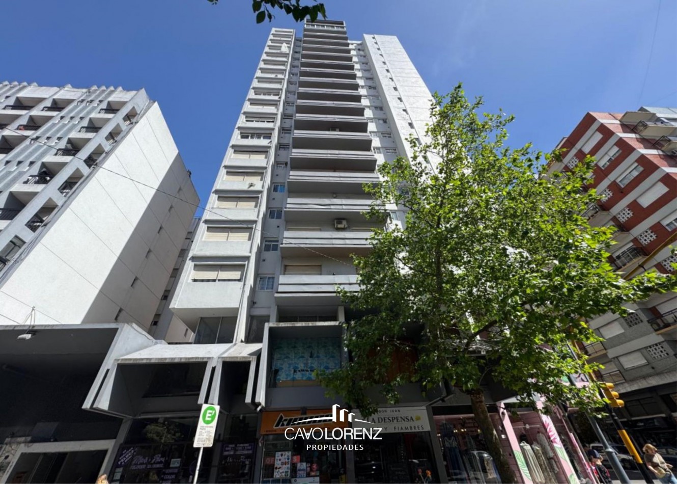 Stgo del Estero  1921 - Departamento de tres ambientes externo, con balcon, cochera y baulera