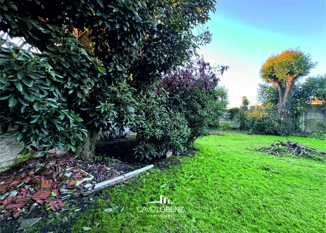 Sagastizabal 5769- Hermoso lote parquizado con pequeña construccion 