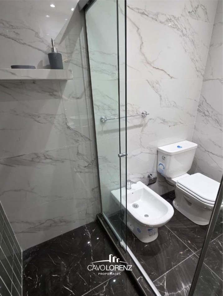 Excelente Departamento 2 Ambientes al frente con balcon - Completamente recicaldo