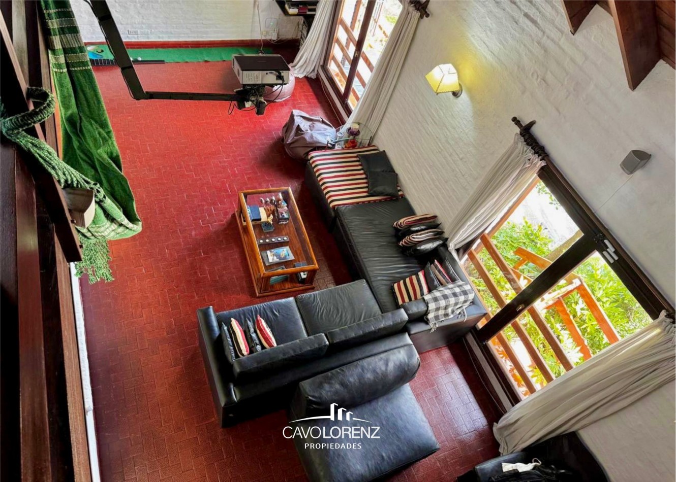 Excelente chalet 5 ambientes, con garaje, jardin y piscina