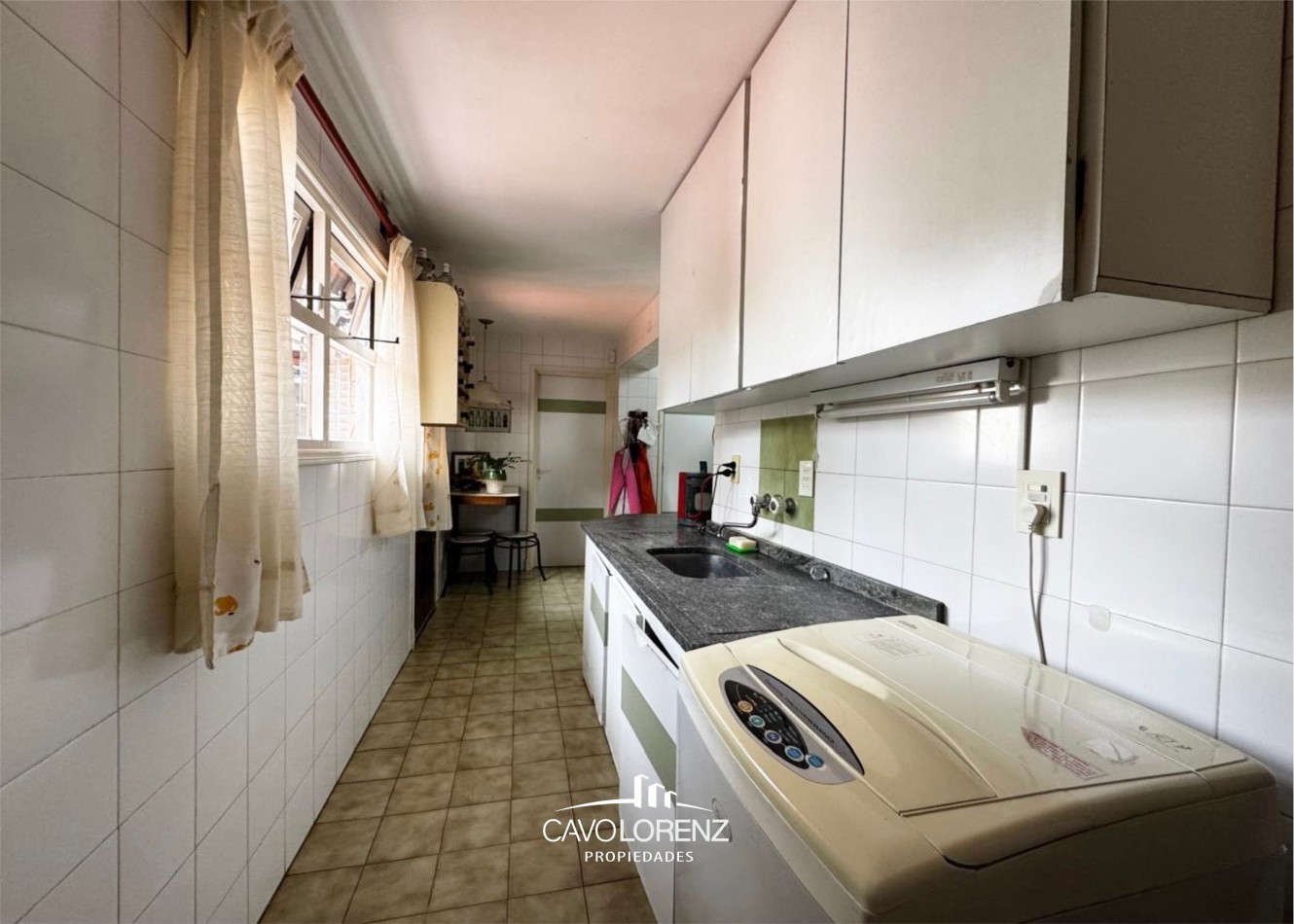 Excelente chalet 5 ambientes, con garaje, jardin y piscina