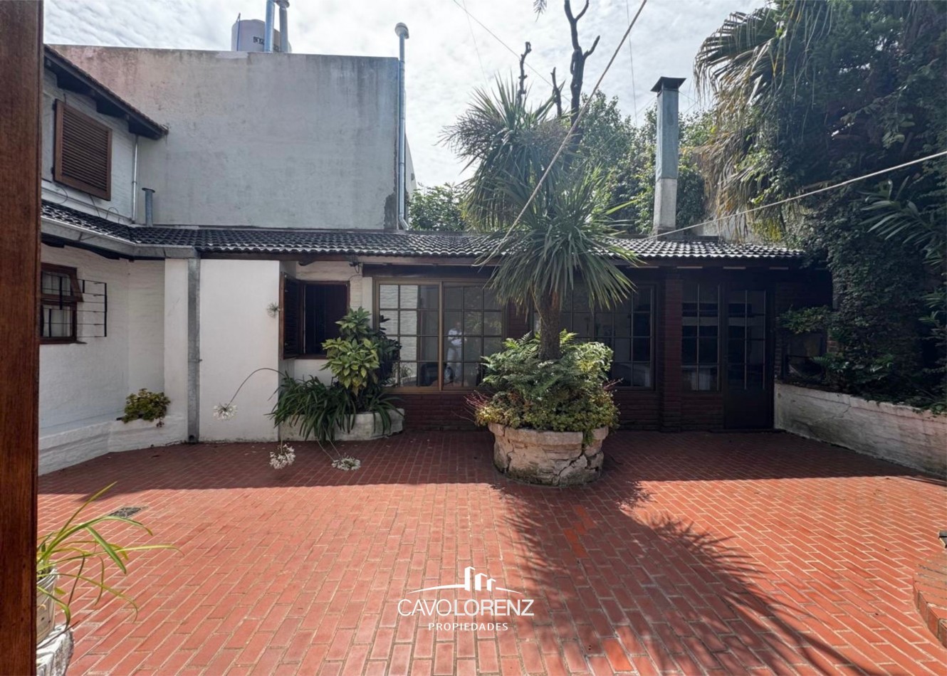 Excelente chalet 5 ambientes, con garaje, jardin y piscina