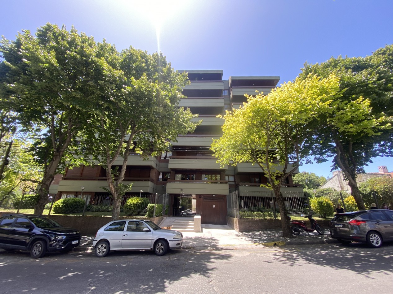 Playa Grande -Saavedra 279 - Alquiler temporario-Exclusivo Dpto 2 Amb.c/Cochera y balcon  a la calle  - SOLO P/ADULTOS