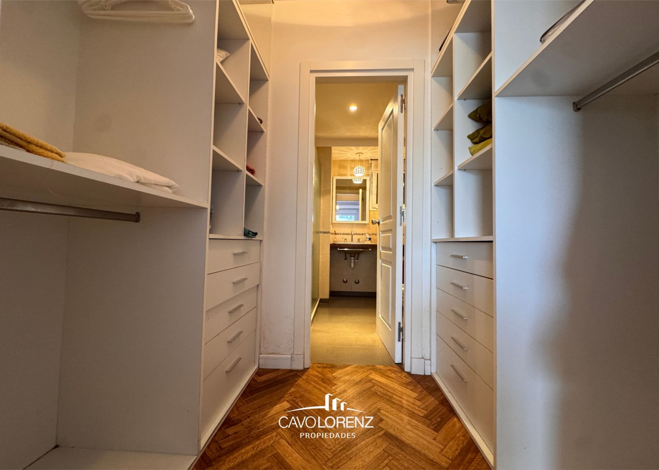 Gascon 651 - Magnifico tres ambientes con cochera descubierta y baulera