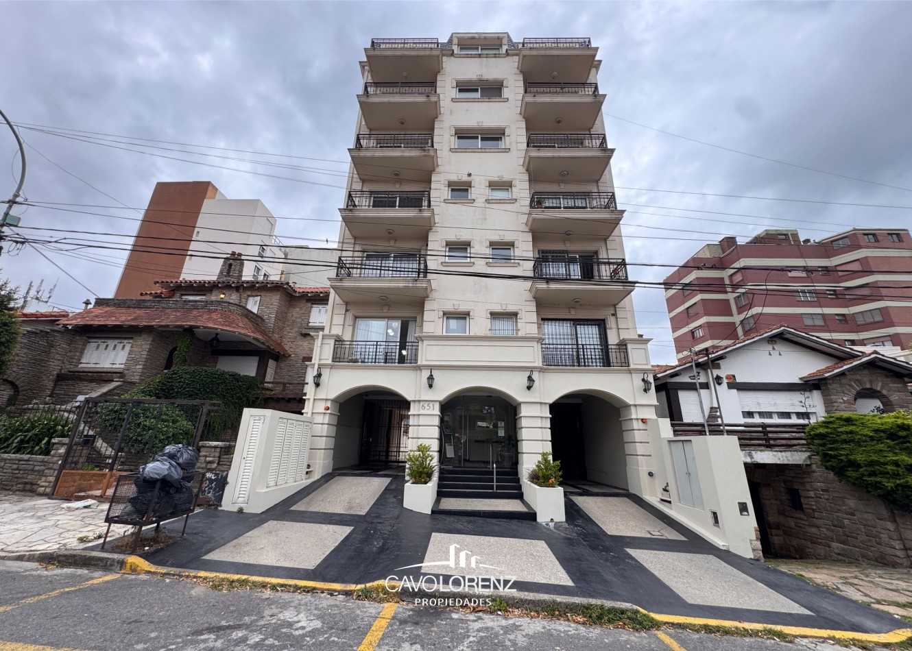 Gascon 651 - Magnifico tres ambientes con cochera descubierta y baulera