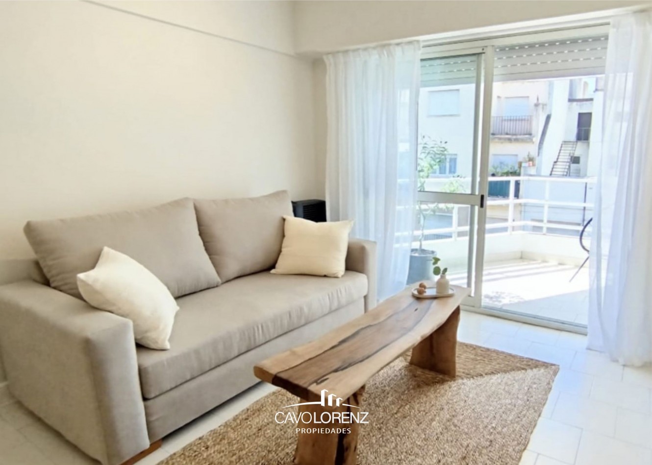 Corrientes 2341. 8°B - Departamento dos ambientes al frente con cochera - TODO RECICLADO