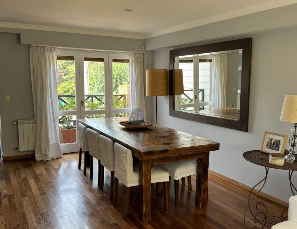 Alquiler - Viamonte 3431 - Excelente chalet de 4 ambientes con parque y garaje p/2 autos