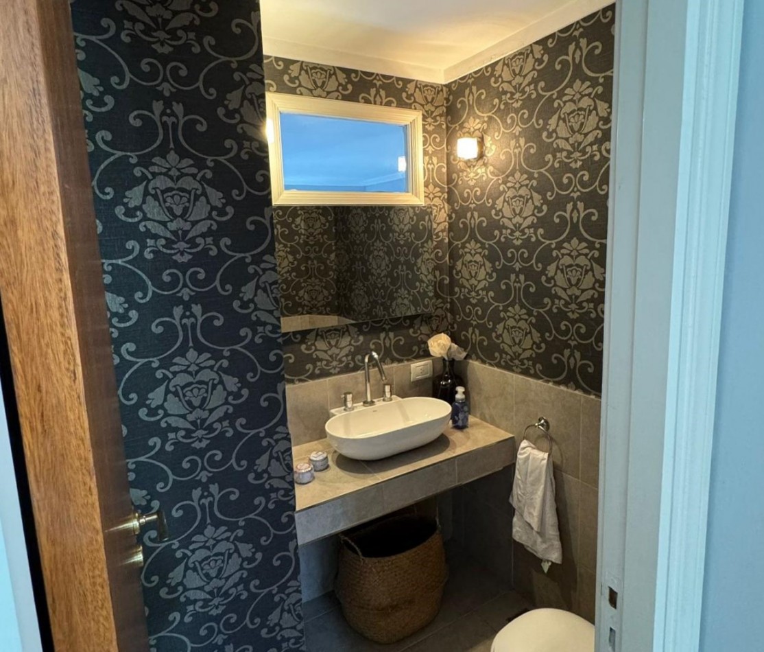 Alquiler - Viamonte 3431 - Excelente chalet de 4 ambientes con parque y garaje p/2 autos