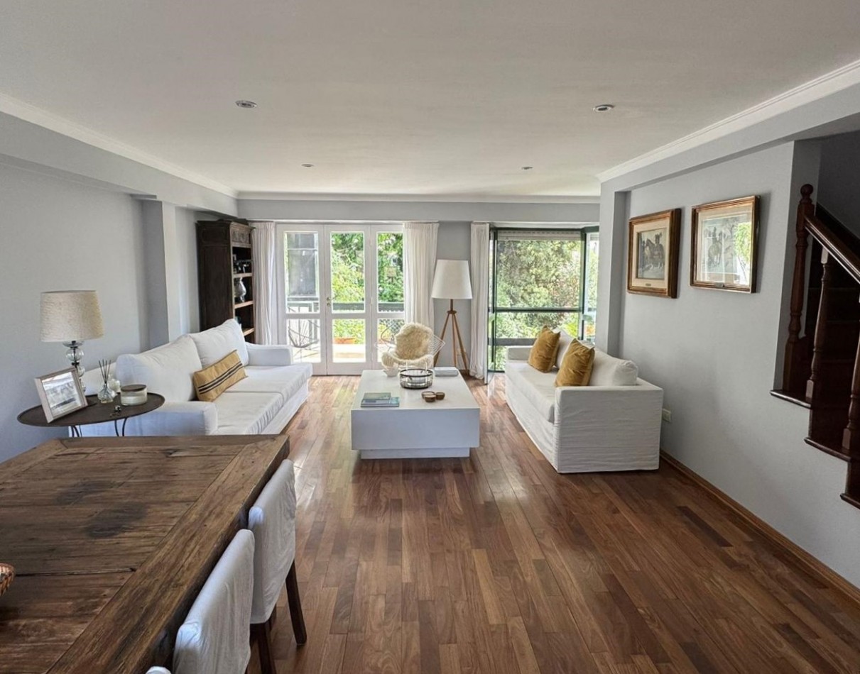 Alquiler - Viamonte 3431 - Excelente chalet de 4 ambientes con parque y garaje p/2 autos