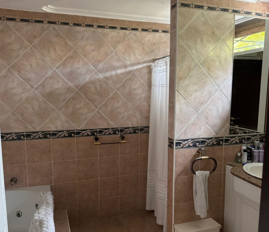 Alquiler - Viamonte 3431 - Excelente chalet de 4 ambientes con parque y garaje p/2 autos