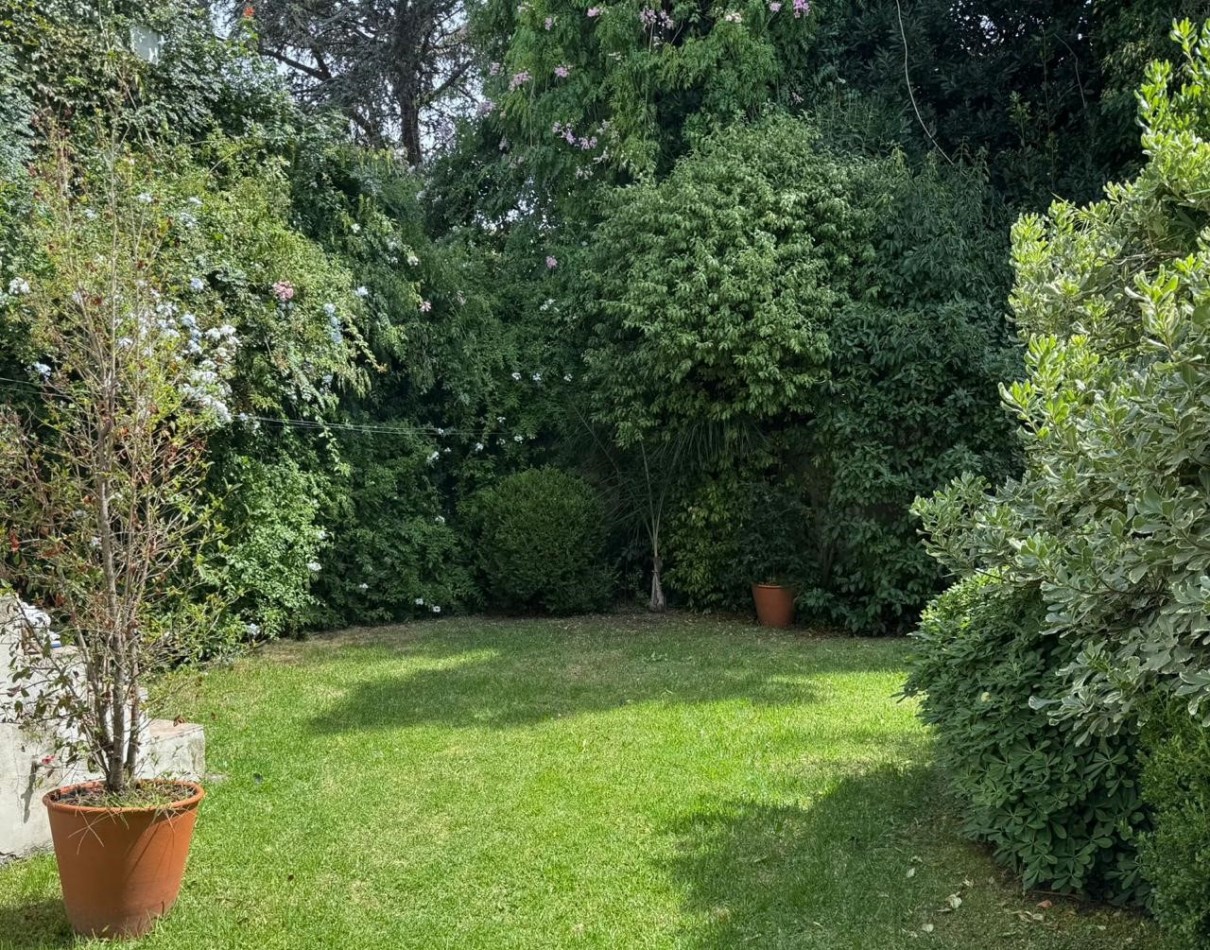 Alquiler - Viamonte 3431 - Excelente chalet de 4 ambientes con parque y garaje p/2 autos