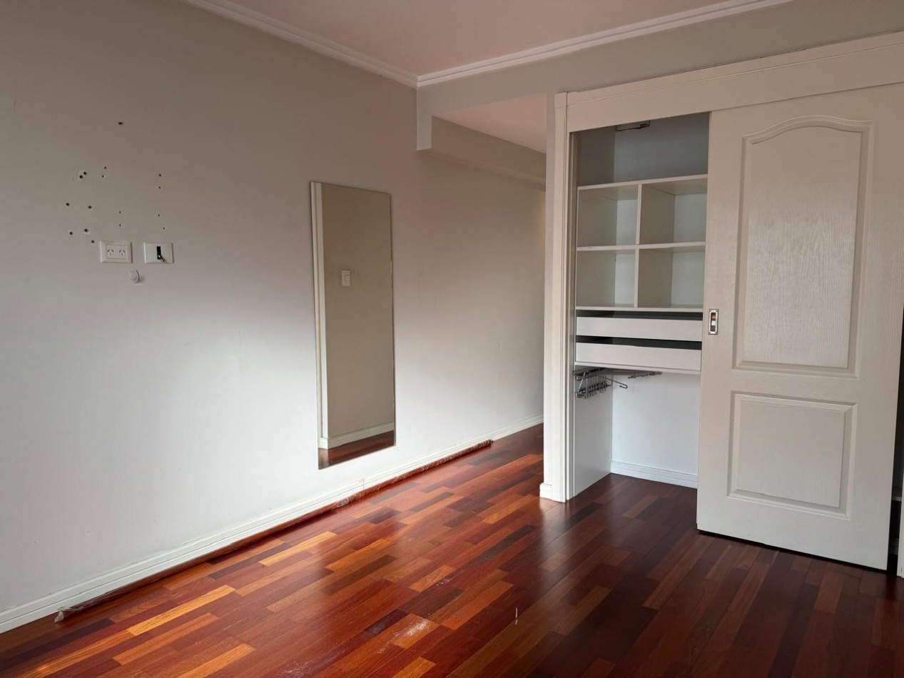 Alquiler - Hipolito Yrigoyen 2861 - Edif. Delfi VI - Departamento 2 ambientes a la calle con cochera