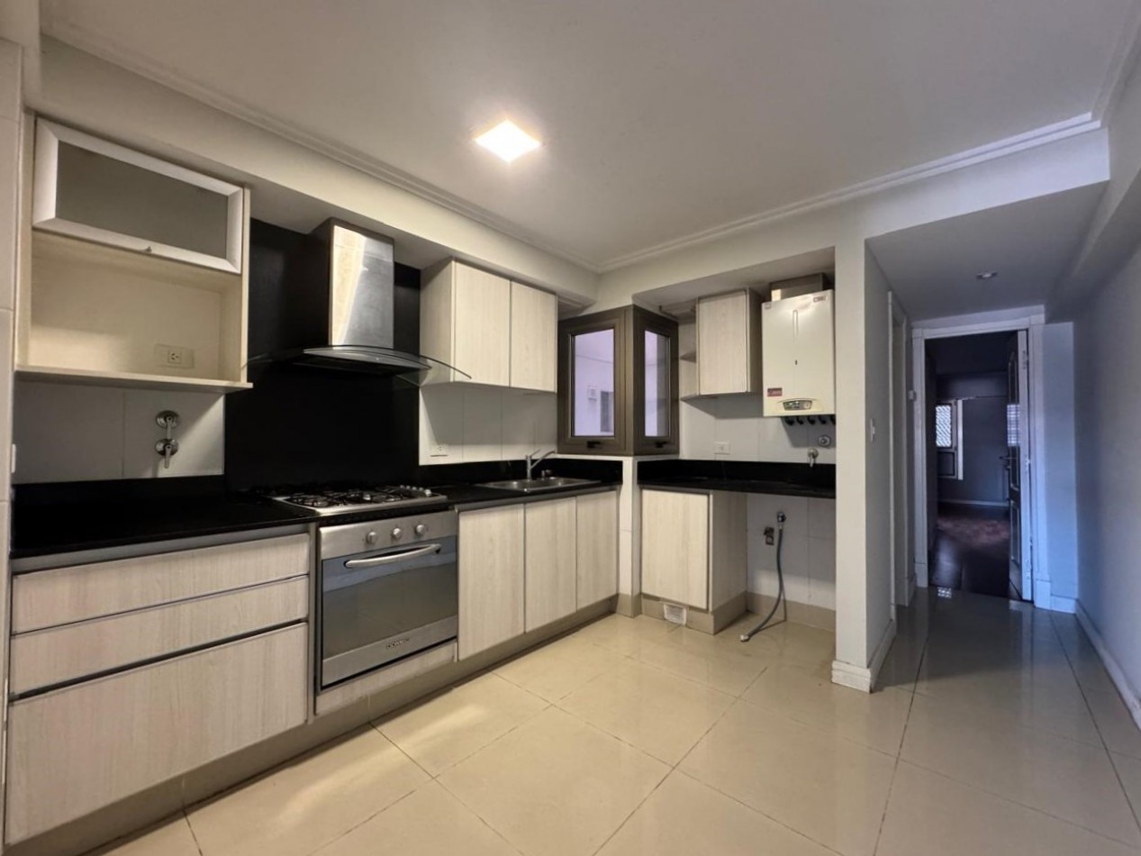 Alquiler - Hipolito Yrigoyen 2861 - Edif. Delfi VI - Departamento 2 ambientes a la calle con cochera