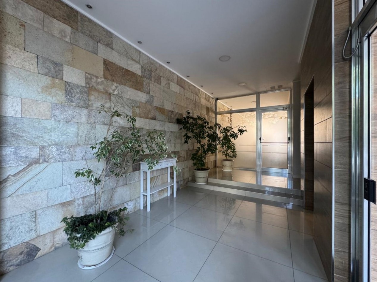 Alquiler - Hipolito Yrigoyen 2861 - Edif. Delfi VI - Departamento 2 ambientes a la calle con cochera