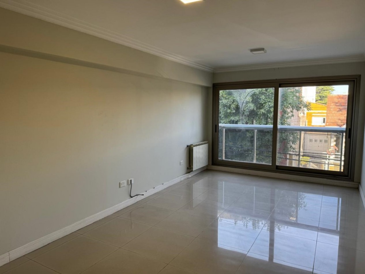 Alquiler - Hipolito Yrigoyen 2861 - Edif. Delfi VI - Departamento 2 ambientes a la calle con cochera