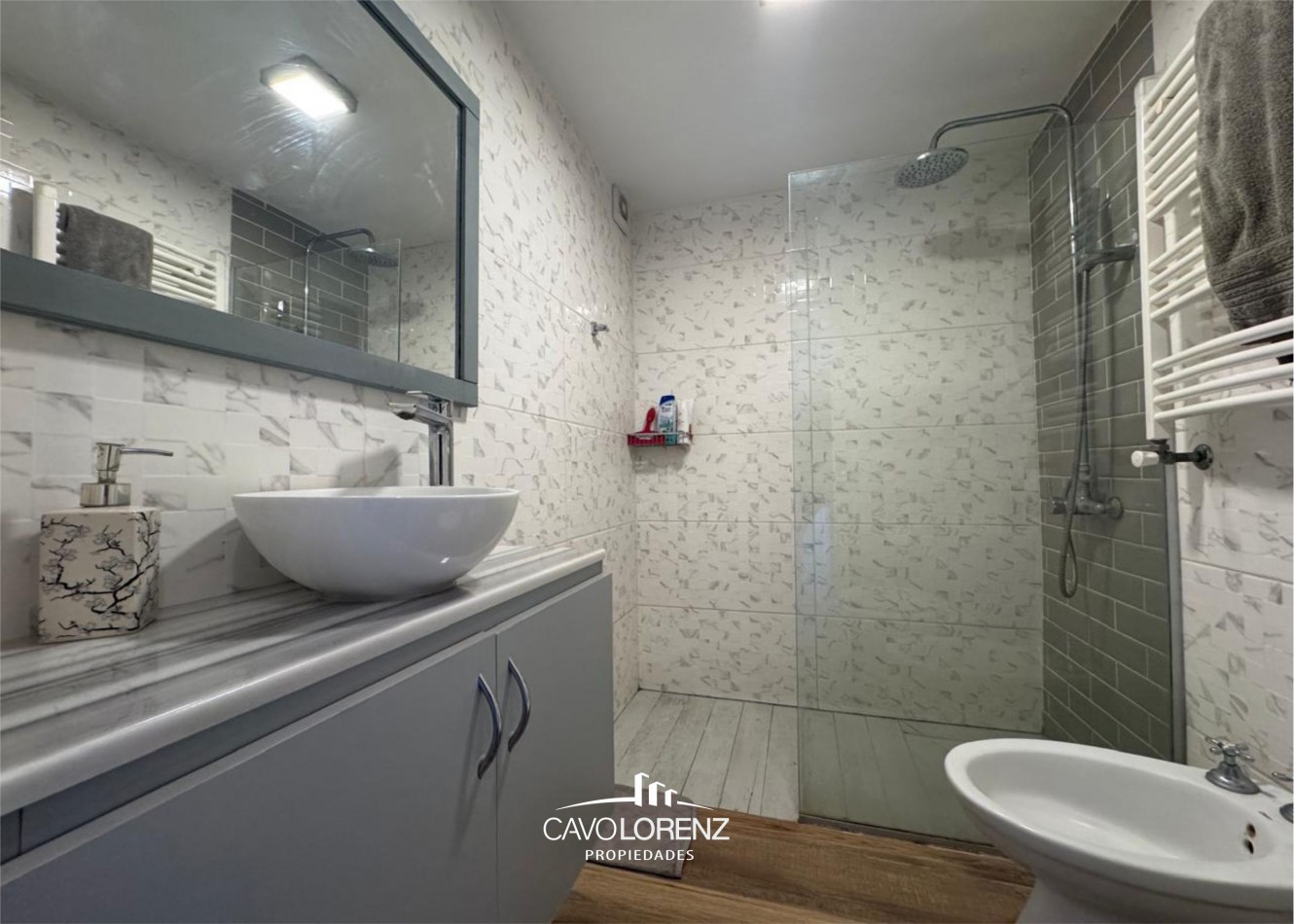 San Lorenzo 2434 - Impecable dep. tres ambientes con cochera 