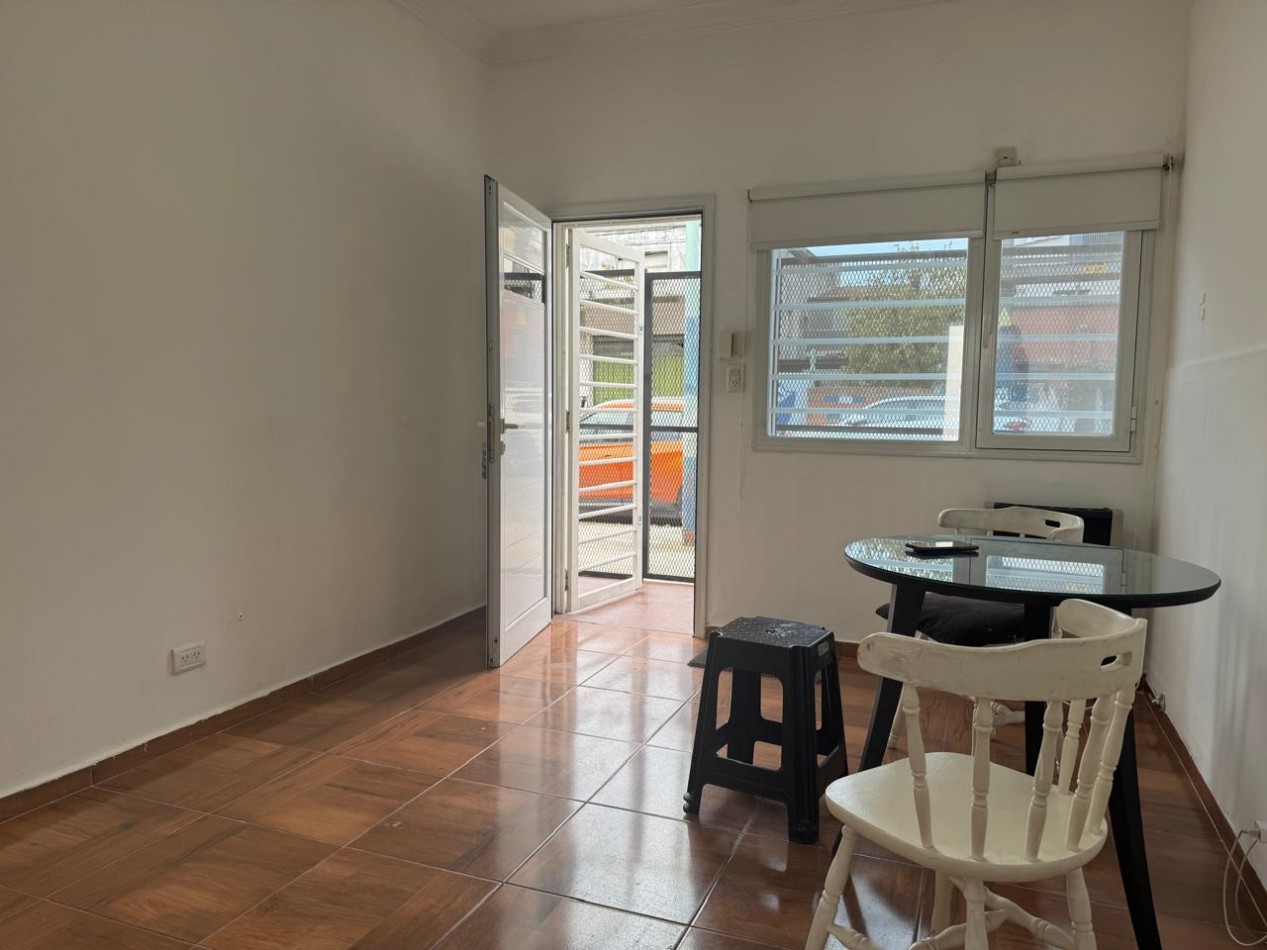 Alquiler - Victoriano Montes 2584 - Vivienda de 3 ambientes con patio en muy buen estado