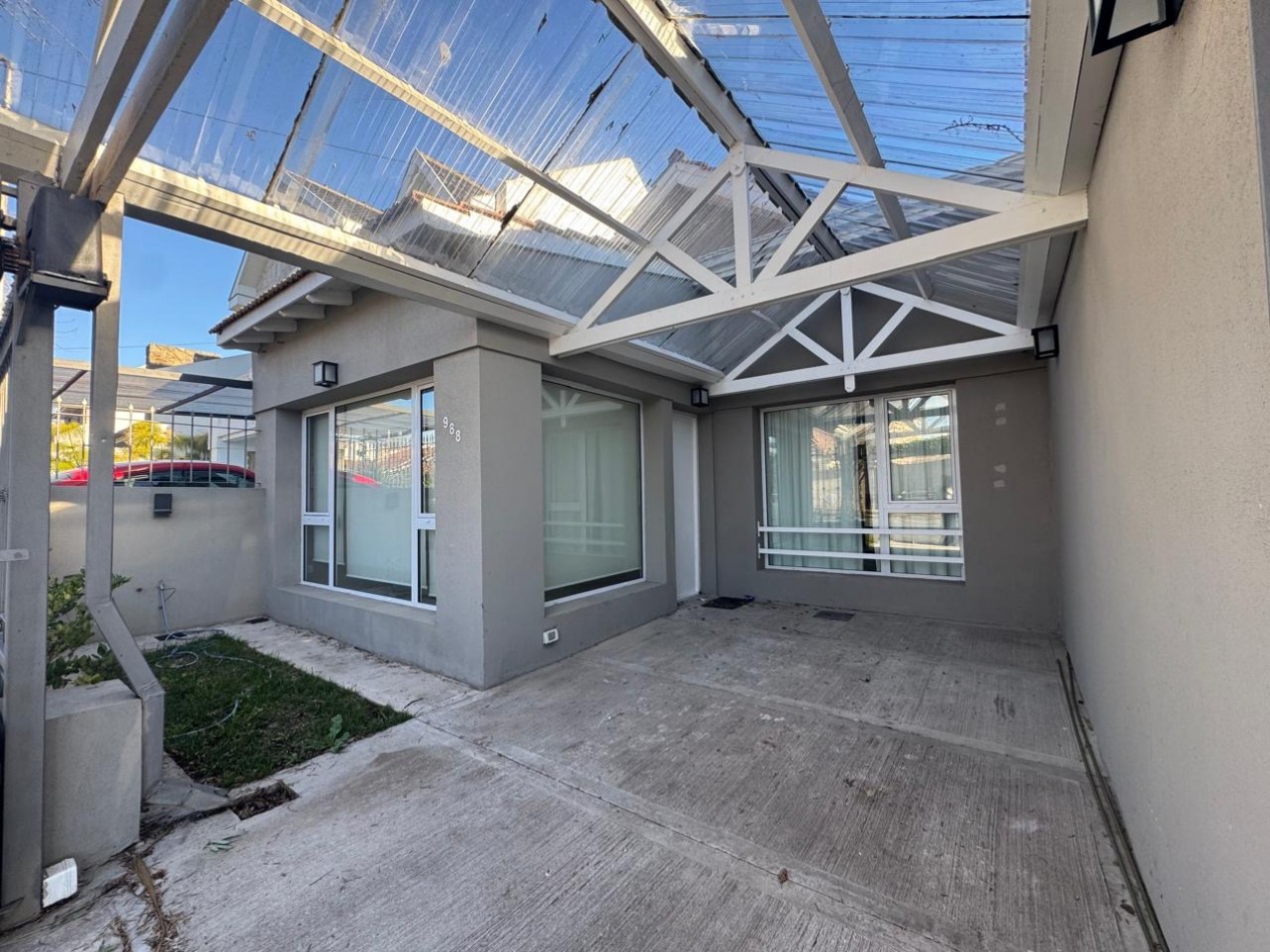 Alquiler - Alvarado 980 - Chalet 3 amb. con entrada de auto - reciclado! Vivienda o profesional