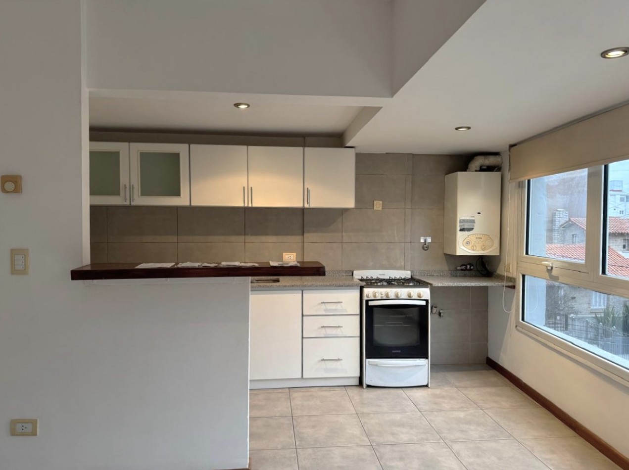Zona Aldrey - Las Heras 2960 - Alquiler Ambiente y medio, dividido, con cochera