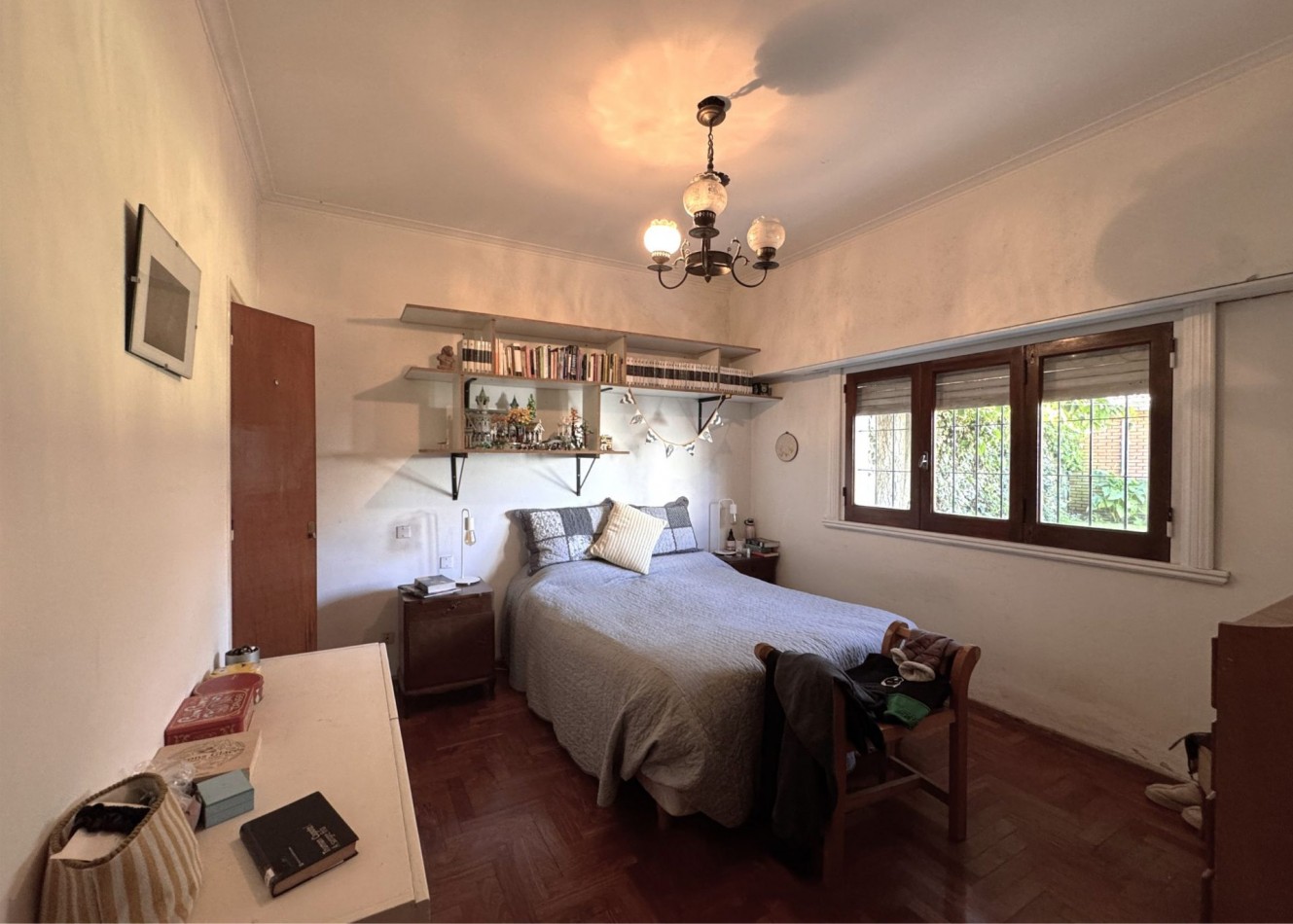 La Perla, Brandsen 3729 - Hermoso chalet de 4 ambientes con dependencia, parque, quincho y garaje