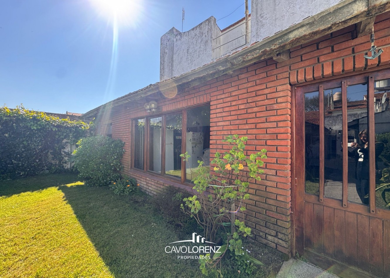 La Perla, Brandsen 3729 - Hermoso chalet de 4 ambientes con dependencia, parque, quincho y garaje