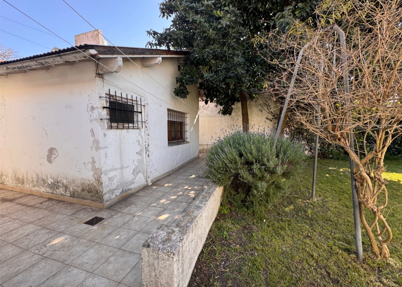 La Perla, Brandsen 3729 - Hermoso chalet de 4 ambientes con dependencia, parque, quincho y garaje