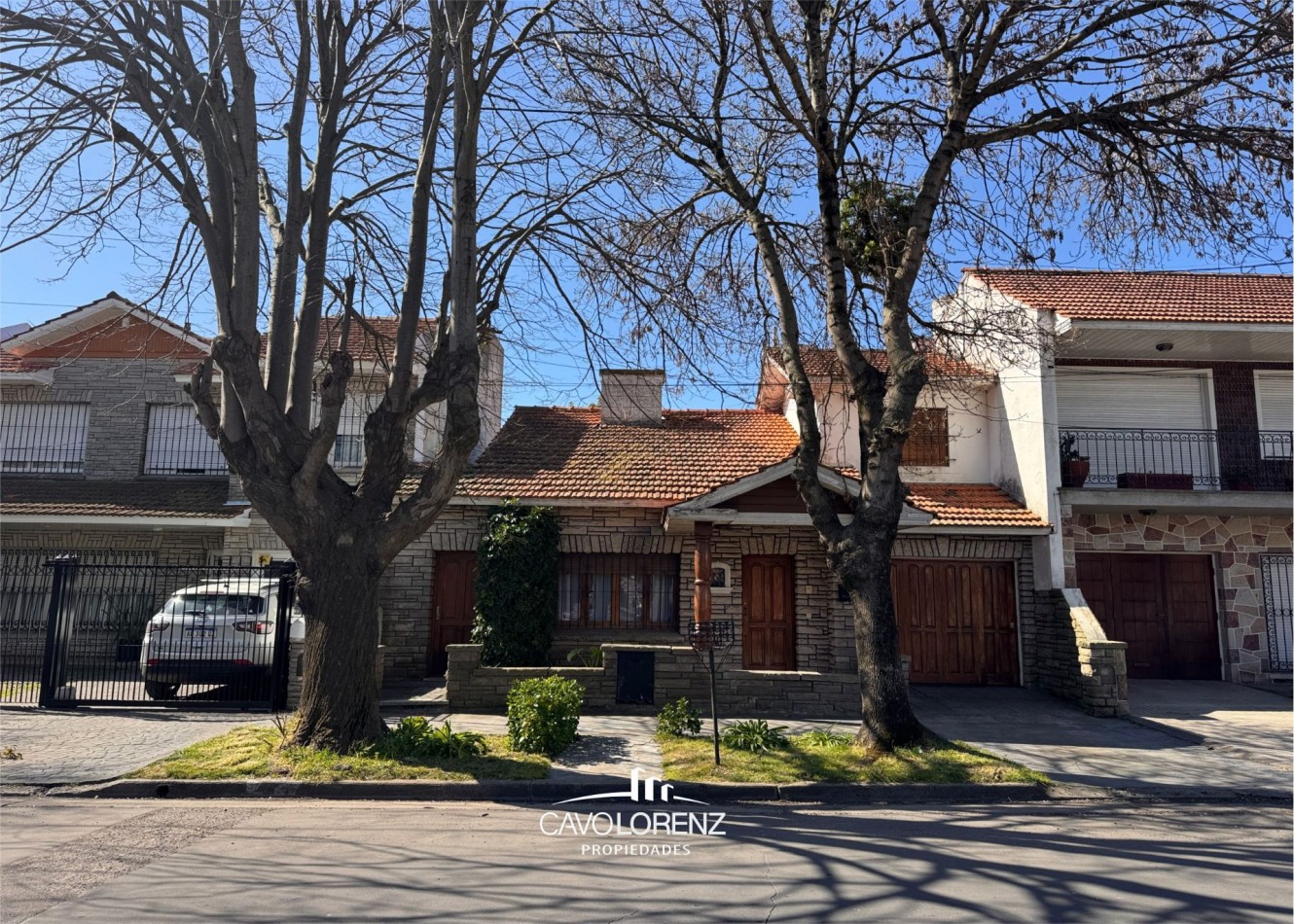 La Perla, Brandsen 3729 - Hermoso chalet de 4 ambientes con dependencia, parque, quincho y garaje