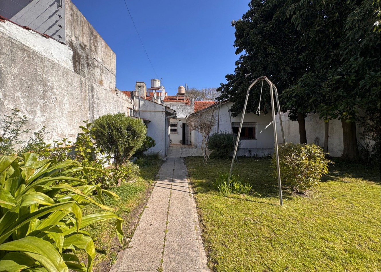 La Perla, Brandsen 3729 - Hermoso chalet de 4 ambientes con dependencia, parque, quincho y garaje