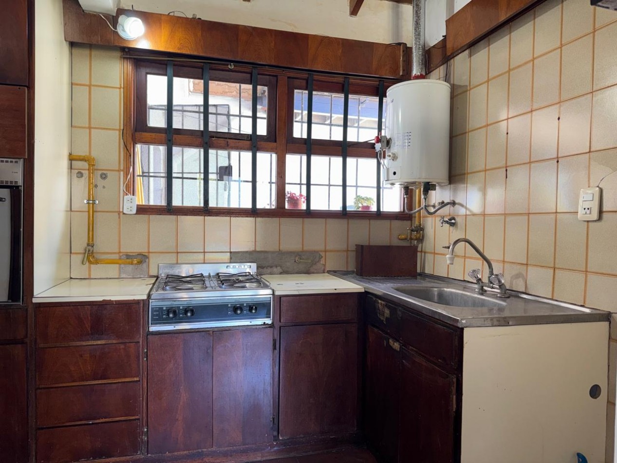 Alquiler - Benito Lynch 1609 - Hermoso PH de 2 amb. en esquina con garaje y patio