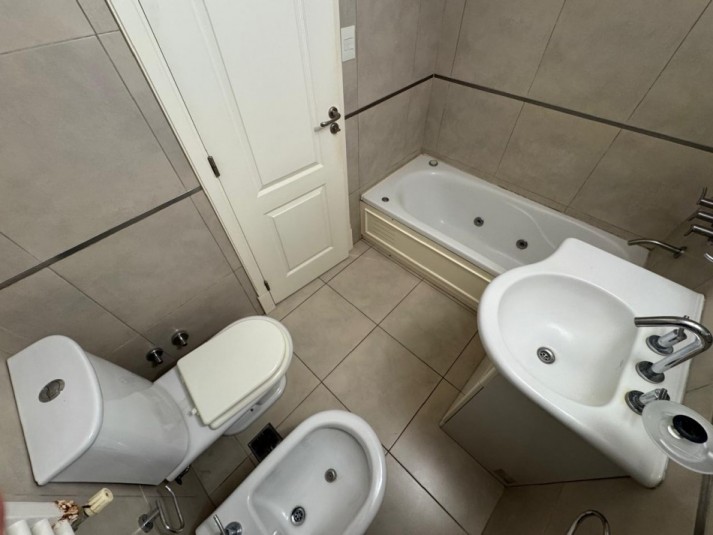 Alquiler - Hipolito Yrigoyen 2861 - Edif. Delfi VI - Departamento 2 ambientes a la calle con cochera