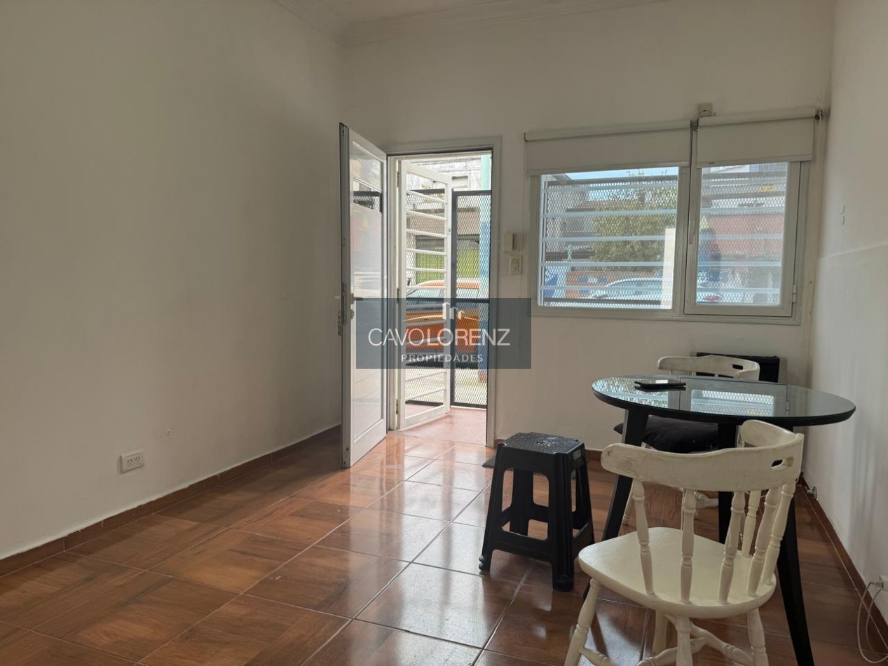 Alquiler -Victoriano montes 2584-  Local comercial mas vivienda de tres ambientes
